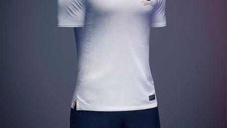 Los shorts son de color azul oscuro y las medias de color blanco con una delgada franja azul en la parte posterior (Cortesía Nike)