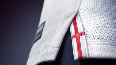 Cuenta con dos aberturas laterales en el costado de la camisa, donde está incorporada la cruz de San Jorge (Cortesía Nike)