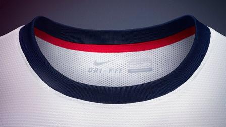 Cuenta con un cuello redondo en color azul marino (Cortesía Nike)