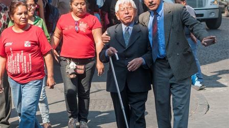Participan funcionarios de Cuauhtémoc en caminata a ciegas