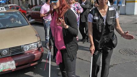 Funcionarios de la Cuauhtémoc iniciaron la Primera Caminata a Ciegas Delegacional, con el objetivo de sensibilizarse ante las necesidades de las personas invidentes. (Foto: Notimex)