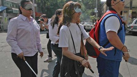 Con antifaces y bastones los servidores públicos recorrieron 1.5 kilómetros con el fin de crear conciencia sobre las necesidades de los invidentes. (Foto: Notimex)