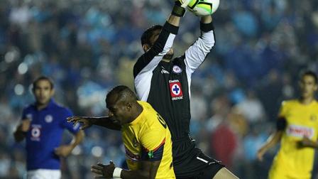 Corona le ha dado solidez en la parte defensiva a Cruz Azul (EFE)