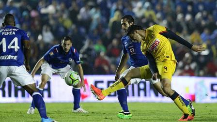 Raúl Jiménez realiza un disparo ante la marca de los celestes (EFE)