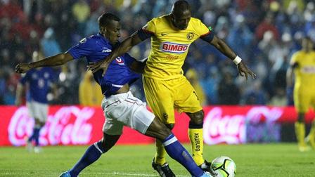 Los jugadores se disputan con todo la posesión del balón (EFE)