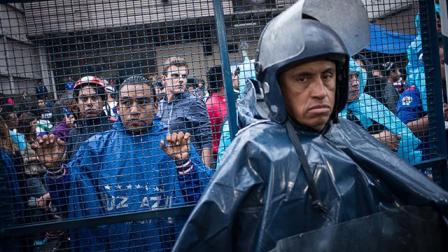 El operativo de seguridad para que ingresen los aficionados al estadio (cuartoscuro)