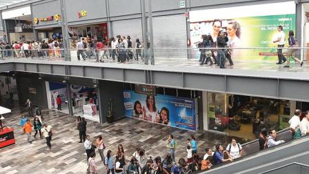 Las instalaciones, además de enlazar distintos medios de transporte y ofrecer servicios, cuentan con una techumbre traslúcida que permite ahorrar electricidad.