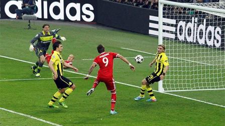 0-1. Por el sector izquierdo, Robben sirve para Ribéry, el francés filtra el balón ante la marca de tres jugadores, Arjen llega a línea final y manda diagonal, donde Mandzukic sólo empuja para abrir el marcador al minuto 59 (Reuters)