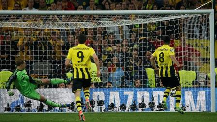 1-1. Dante da un patadón a Reus en el área. El árbitro marca penal. Gündogan lo cobra magistralmente al lanzar su tiro del lado derecho para engañar a Neuer (Reuters)