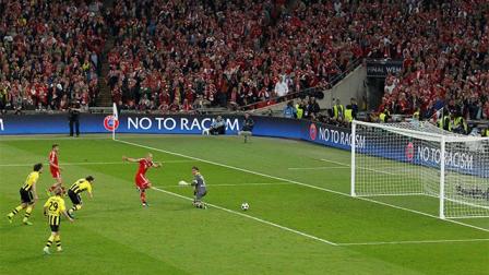1-2. Ribéry filtra el balón ante varios marcadores del Borussia, el holandés se acomoda el esférico y manda un disparo cruzado para vencer a Weidenfeller (Reuters)