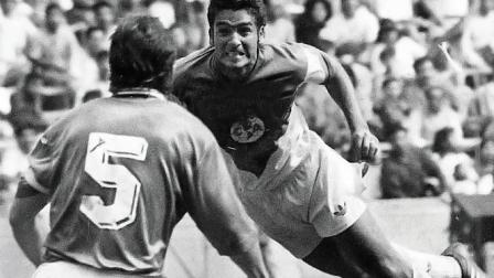 Gonzalo Farfán, ex volante del América le gana un balón al ex defensa del Cruz Azul Héctor Esparza. Ambos jugaron la final de la 1988-89. Foto: Archivo Excélsior