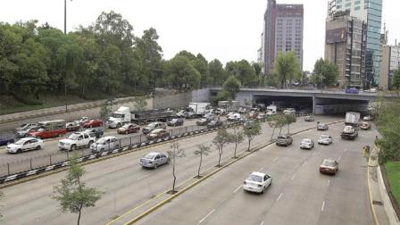 Se pretende crear un puente volado porque no hay infraestructura para circular con seguridad en esa parte de Circuito Interior y Reforma; abajo la calle Morán.