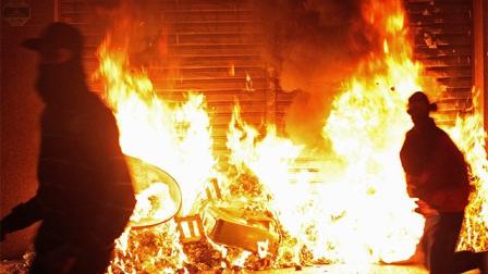 Nuevas manifestaciones se dan hoy y se suman a las que hubo ayer (Reuters)