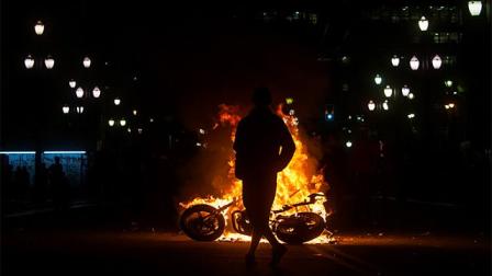 Varios vehículos fueron incendiados y algunos manifestantes hasta intentaron ocupar el Teatro Municipal (Reuters)