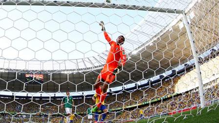 El atajadón de Corona para evitar el segundo gol de los brasileños (Reuters)