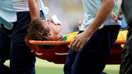 David Luiz salió en camilla luego de un choque con un compañero, que le propició que le brotara sangre en la nariz (Reuters)
