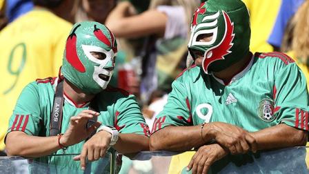 Aficionados mexicanos se hacen presentes en el estadio Castelao (EFE)