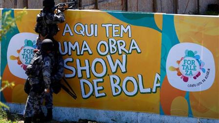 No es un escenario de guerra, sino de esta forma la policía de Brasil vigila las protestas que se dan en las inmediaciones del estadio Castelao (Reuters)