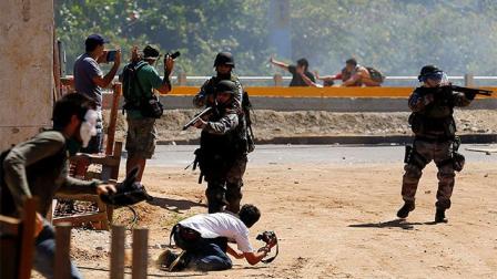 Antes del encuentro entre brasileños y mexicanos, los manifestantes cerraron un acceso al estadio Castelao (Reuters)
