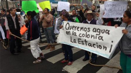 Vecinos bloquean la avenida Tláhuac en demanda de agua