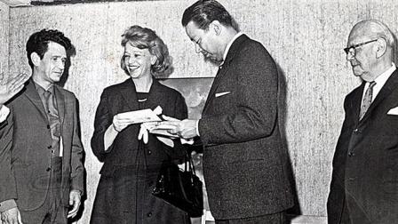 En 1963 Elena Garro recibió el Premio Xavier Villaurrutia por Los recuerdos del porvenir. En la premiación la acompañaban Juan José Arreola, Francisco Zendejas y Manuel Becerra Acosta, quien entonces era director de Excélsior.