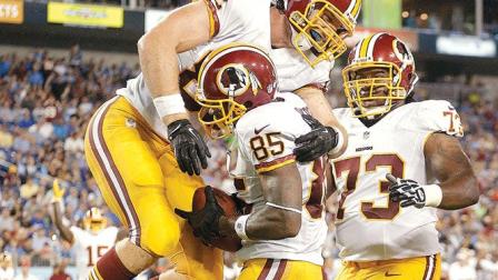 La revista electrónica Slate no volverá a usar el nombre de Redskins por considerarlo ofensivo; el equipo jugó ayer en la pretemporada. Foto: AP
