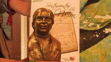 El pequeño libro contiene un total de 31 páginas, en las que se ilustra con imágenes de héroes nacionales o pasajes, la historia mexicana. 
