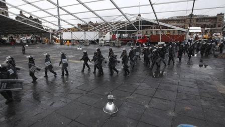 Se utilizaron dos equipos de corte para liberar el espacio de los lazos y carpas que dejaron los manifestantes.