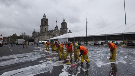 Los trabajos consistieron en el barrido fino y mecánico de la plancha del Zócalo.