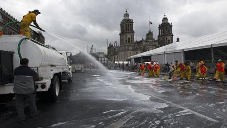 Para realizar la limpieza del primer cuadro de la capital se contó con dos pipas de agua con capacidad de 45 mil litros cada una.