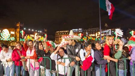  Cientos de personas se dan cita en el Zócalo capitalino para presenciar el Grito de Independencia quedará el presidente Enrique Peña Nieto. (Notimex)