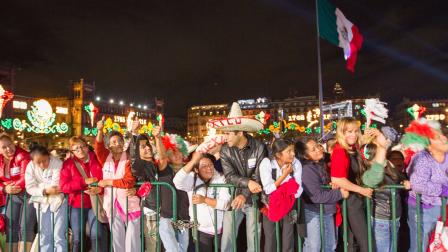Miles de personas se dan cita en el Zócalo capitalino para presenciar el Grito de Independencia quedará el presidente Enrique Peña Nieto. (Notimex)