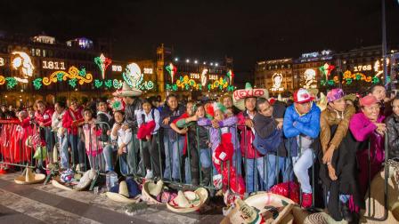 Miles de personas se dan cita en el Zócalo capitalino para presenciar el Grito de Independencia quedará el presidente Enrique Peña Nieto. (Notimex)