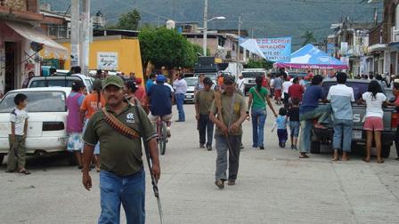 Integrantes de la Policía Comunitaria realizan recorridos de vigilancia.