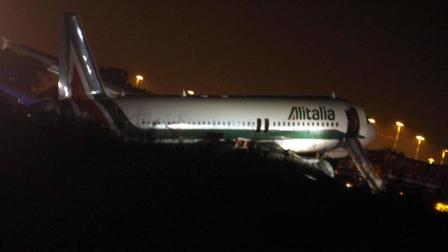 Un Airbús A320 de la compañía Alitalia en vuelo procedente de Madrid protagonizó sobre las 21:00 locales un aterrizaje forzoso en el aeropuerto romano de Fiumicino sin que se produjeran víctimas, informó el Ente para la Aviación Civil italiano (EFE)