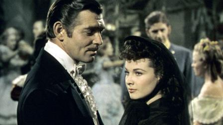La famosa frase final de Rhett Butler: 'Frankly my dear, I don't give a damn' a punto estuvo de no pasar la censura. David O. Selznick tuvo que pagar una suma de dinero a los censores para poder dejar la palabra 'damn' en la frase. (Especial)
