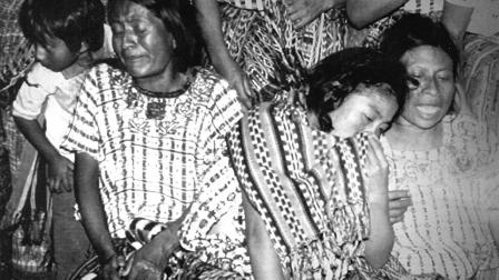 Mujeres llorando sobre los cuerpos de sus familiares, asesinados por soldados en Santiago Atitlán en 1990.