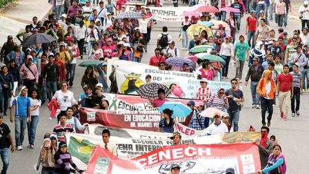 Miles de maestros adheridos a la Coordinadora Nacional de Trabajadores de la Educación ha realizado diversas protestas y bloqueos en rechazo a la reforma educativa, ocasionando daños a niños y jóvenes.