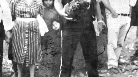 Un policía de Guatemala sostiene un cráneo localizado en una fosa clandestina en El Quiché, donde desaparecieron 27 campesinos en 1980.