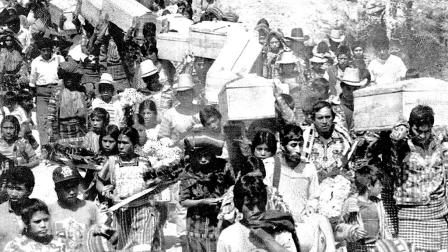 Familiares de las víctimas de una de las matanzas de la Guerra Civil de Guatemala forman el cortejo fúnebre.