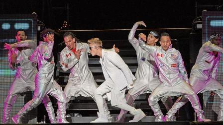 Cada movimiento que Justin Bieber hizo ejerció un poder descomunal en sus seguidores provocando histeria, gritos, aplausos y más. Bieber bailó, saltó, se quitó la camisa, habló en español, preguntó por sus sueños a los beliebers... y todo, provocaba la misma reacción: gritos y euforia adolescente. 