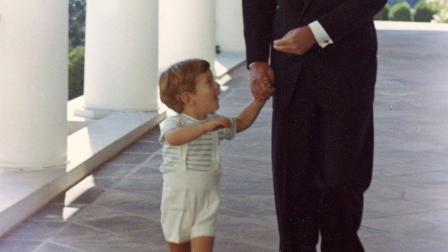 John F. Kennedy camina junto a su hijo John Jr. en la Casa Blanca.