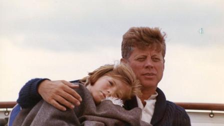 Kennedy abraza a su hija Caroline en el puerto Hyannis, en Massachusetts.