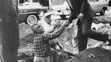 El entonces senador John F. Kennedy saluda a trabajadores en Medford Square, Massachusetts.