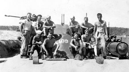 La tripulación del bote Torpedo Patrol es fotografiada en Guadalcanal, incluyendo al teniente John F. Kennedy.