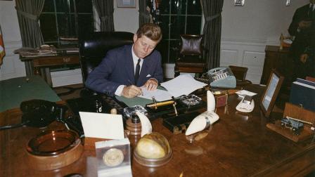 El ex presidente Kennedy firma una proclamación para frenar la entrega de armas a Cuba durante la crisis de misiles en la isla, en la Casa Blanca.