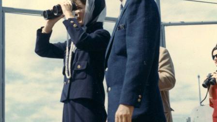 La pareja presidencial disfrutan de la vista del océano a bordo de un barco.