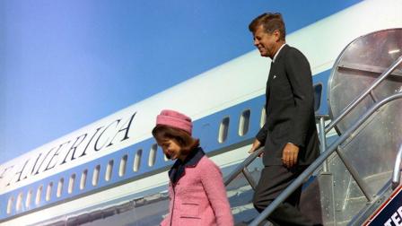 El ex presidente John F. Kennedy y la ex primera dama Jackie Kennedy descienden por las escaleras del avión presidencial Air Force One al arribar al aeropuerto Love Field, Texas.