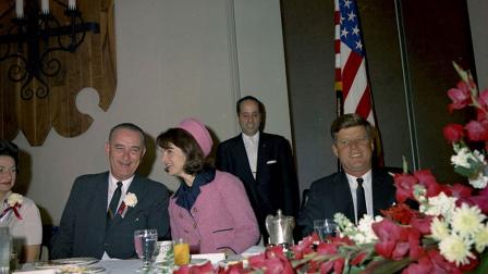 La pareja presidencial Kennedy asiste al desayuno de la Cámara de Comercio de Forth Worth, en un hotel de Texas.