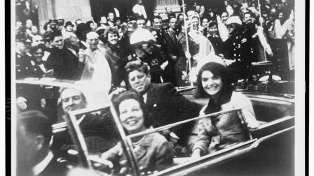 El ex presidente John F. Kennedy, la primera dama Jacqueline Kennedy, el ex gobernador de Texas, John Connally, y su esposa son fotografiados sobre el carro presidencial momentos antes de ser asesinado en Dallas.